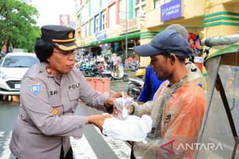Tahanan rutan hingga juru parkir dapat pembagian takjil Polresta Ambon