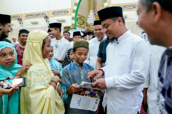Gubernur Sulsel serahkan bantuan 300 paket Lebaran di Kabupaten Takalar