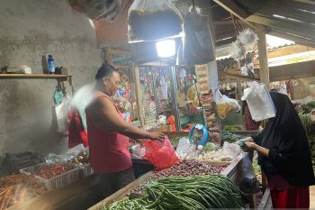 Pada H-6 , harga bahan pokok di pasar masih stabil