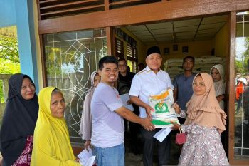 Pj Bupati Abdya tinjau penyaluran bantuan beras untuk warga
