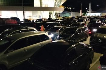 Dermaga Eksekutif Pelabuhan Bakauheni dipadati kendaraan pada malam hari