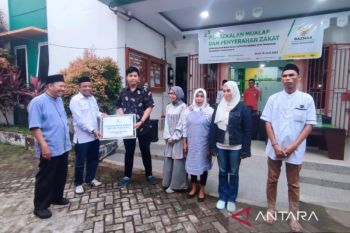 Baznas Makassar menyalurkan zakat untuk ratusan mualaf
