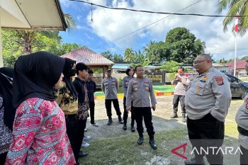 Polda Sulawesi Tenggara sosialisasi penerimaan Polri di Pesisir Soropia