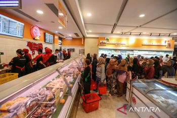 Antrean pembeli daging sapi di Depok