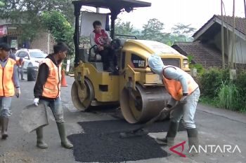 Temanggung bentuk enam tim penambal lubang jalan hadapi Lebaran