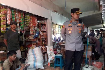 ARUS MUDIK- Kapolres Tabalong pantau harga kebutuhan pokok ke Pasar Tanjung