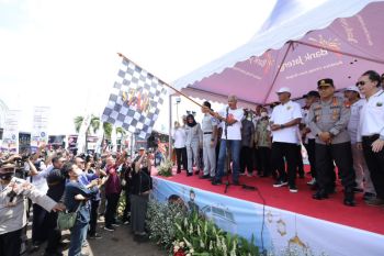 Ganjar Pranowo melepas ribuan peserta mudik gratis dari Jakarta
