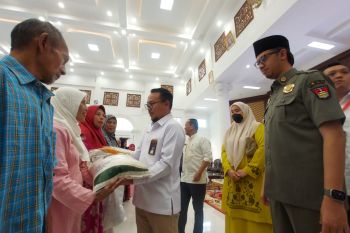 Pemko Bukittinggi  salurkan beras untuk 4.464 kepala keluarga