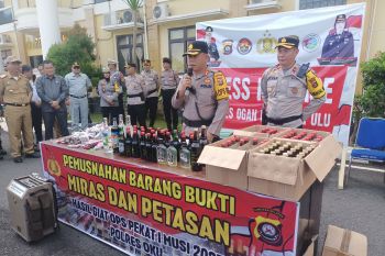 Polres OKU musnahkan petasan dan miras sitaan operasi selama Ramadhan