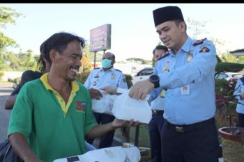 Gelar Kumham Berbagi, Kantor Imigrasi Palembang bagikan 200 paket takjil