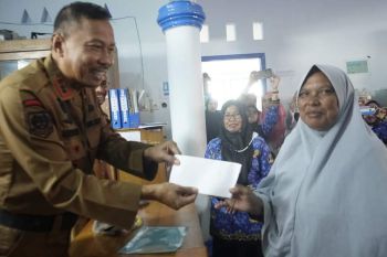 Bupati Bone serahkan bantuan subsidi transportasi penjual ikan