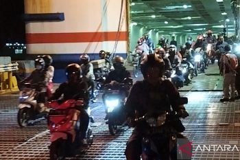 Pemudik pemotor terus berdatangan di Pelabuhan Bakauheni pada H-4 Lebaran