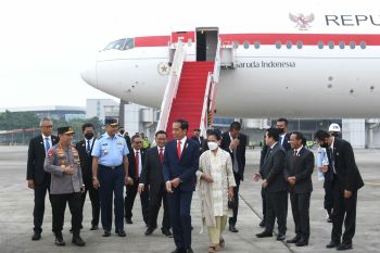 Presiden Jokowi dan Ibu Negara Iriana tiba di Tanah Air usai kunjungan ke Hannover