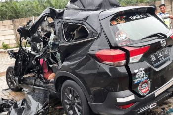 Korban kecelakaan maut di Tol Pekanbaru sampai di rumah duka disambut hujan