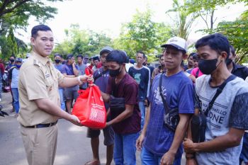 Bupati MYL serahkan bantuan sembako kepada tenaga lapangan DLH Pangkep