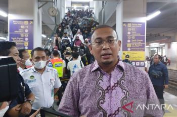 Anggota Komisi VI DPR RI Andre Rosiade sidak Stasiun Manggarai soal kepadatan penumpang