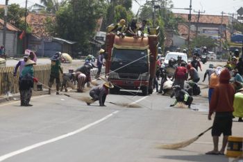 Pencari Sedekah Menggunakan Sapu, Berbahaya