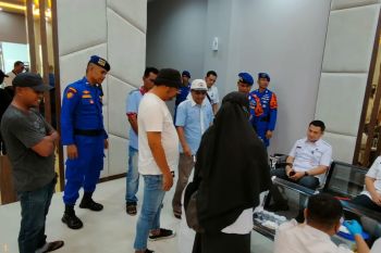 Polisi dan BNN tes urine kru kapal mengantisipasi pemakaian narkoba