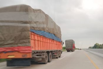 Truk masih melintasi Jalan Tol Trans Sumatera