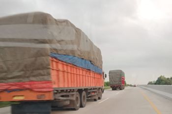 Kemarin, truk masih melintasi Jalan Tol Trans Sumatera