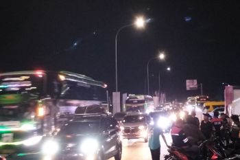 Pemudik roda empat terus berdatangan di Pelabuhan Bakauheni pada H-3