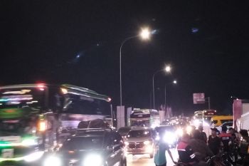 Pemudik roda empat terus berdatangan di Bakauheni pada H-3