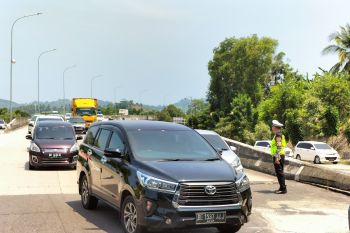 Pelabuhan Bakauheni dipadati kendaraan pada H-3 Lebaran 2023