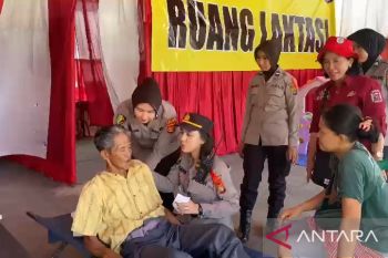 Petugas bantu kakek alami sakit perut di Pelabuhan Bakauheni saat mudik