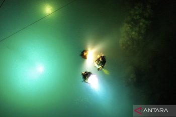 Puluhan penyelam di Gorontalo rayakan tradisi tumbilotohe  di bawah laut