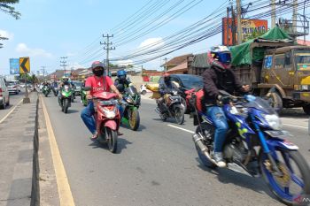 Arus Mudik - Pemudik roda dua padati Jalan Lintas Sumatera di Lampung