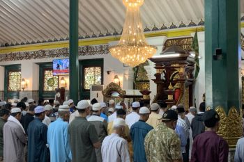 Ratusan umat Islam laksanakan shalat gerhana matahari di Masjid Agung Palembang