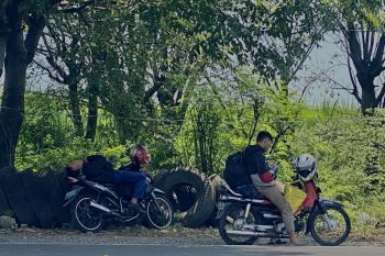 Sejumlah pemudik gunakan motor tidur di pinggir Jalan Pantura untuk hilangkan lelah