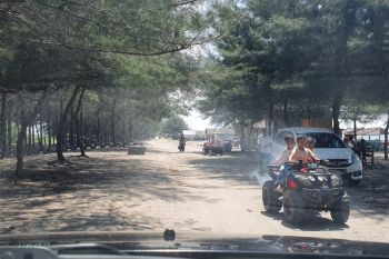Pedagang di Pantai Sasak berbenah sambut pengunjung libur lebaran