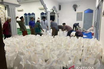 Masjid Baitul Mutaqin salurkan 2,3 ton beras dan uang Rp15,955 juta