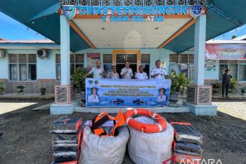 Jasa Raharja Sumbar serahkan alat keselamatan cegah kecelakaan laut