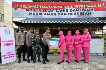 Bhayangkari serahkan bingkisan wujud kepedulian petugas pengamanan