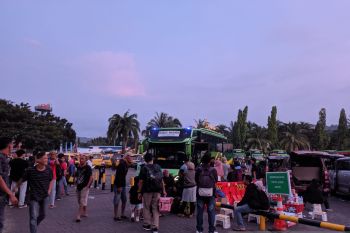 Ribuan pemudik tiba di pelabuhan Bakauheni pada H-2 Lebaran