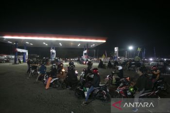 Pemudik antre BBM&nbsp;