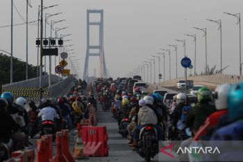 Polisi longgarkan pengamanan arus mudik di Suramadu