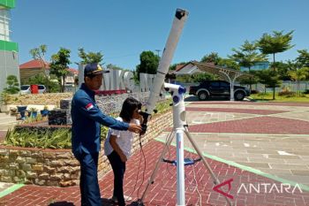 Warga Kota Kupang antusias saksikan gerhana matahari hibrida