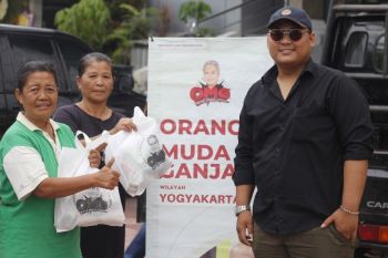 Orang Muda Ganjar berbagi hampers dengan pemuda dan warga Yogyakarta