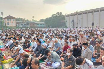 Ribuan warga Jumat pagi antusias laksanakan Shalat Idul Fitri di Lapangan Lodaya