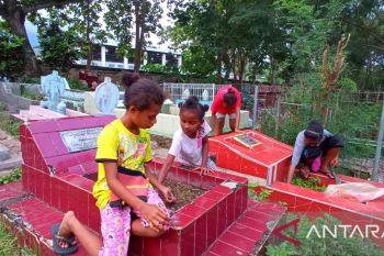 Pembersih makam dadakan mulai bermunculan di TPU Sentani