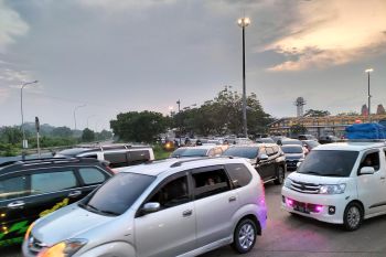 Ribuan pemudik masih terus berdatangan di Pelabuhan Bakauheni pada H-1