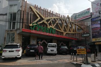 Mobil plat nomor luar Semarang padati sentra oleh-oleh