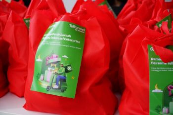 Rutin beli paket internet swadaya, 250 pengemudi Gojekterima paket sembako dari Telkomsel