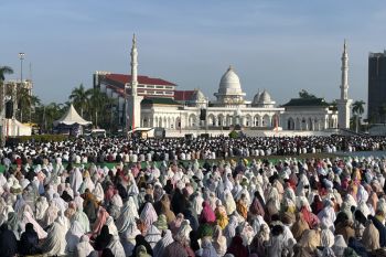Ribuan warga Batam ikuti pelaksanaan shalat Idul Fitri di Dataran Engku Putri