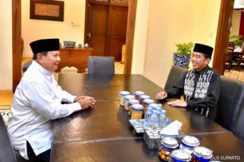 Joko Widodo dan Prabowo berbincang hangat hingga tersenyum lebar