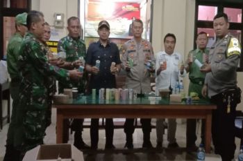 Polres  Batang sita 143 petasan dan belasan botol miras