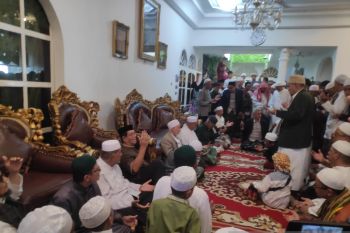 Warga keturunan Arab di Palu gelar Lebaran Iwwadh di hari kedua Idul Fitri